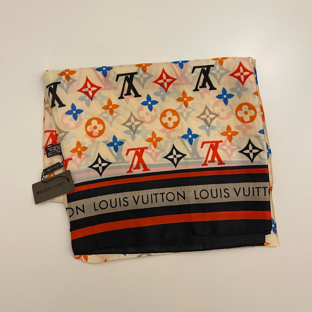 L V Flowers and Leaves Pattern Silk Scarf - Picture 3 of 9